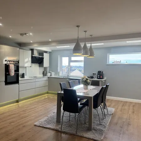 Modern 3 Bed House Appartement *
